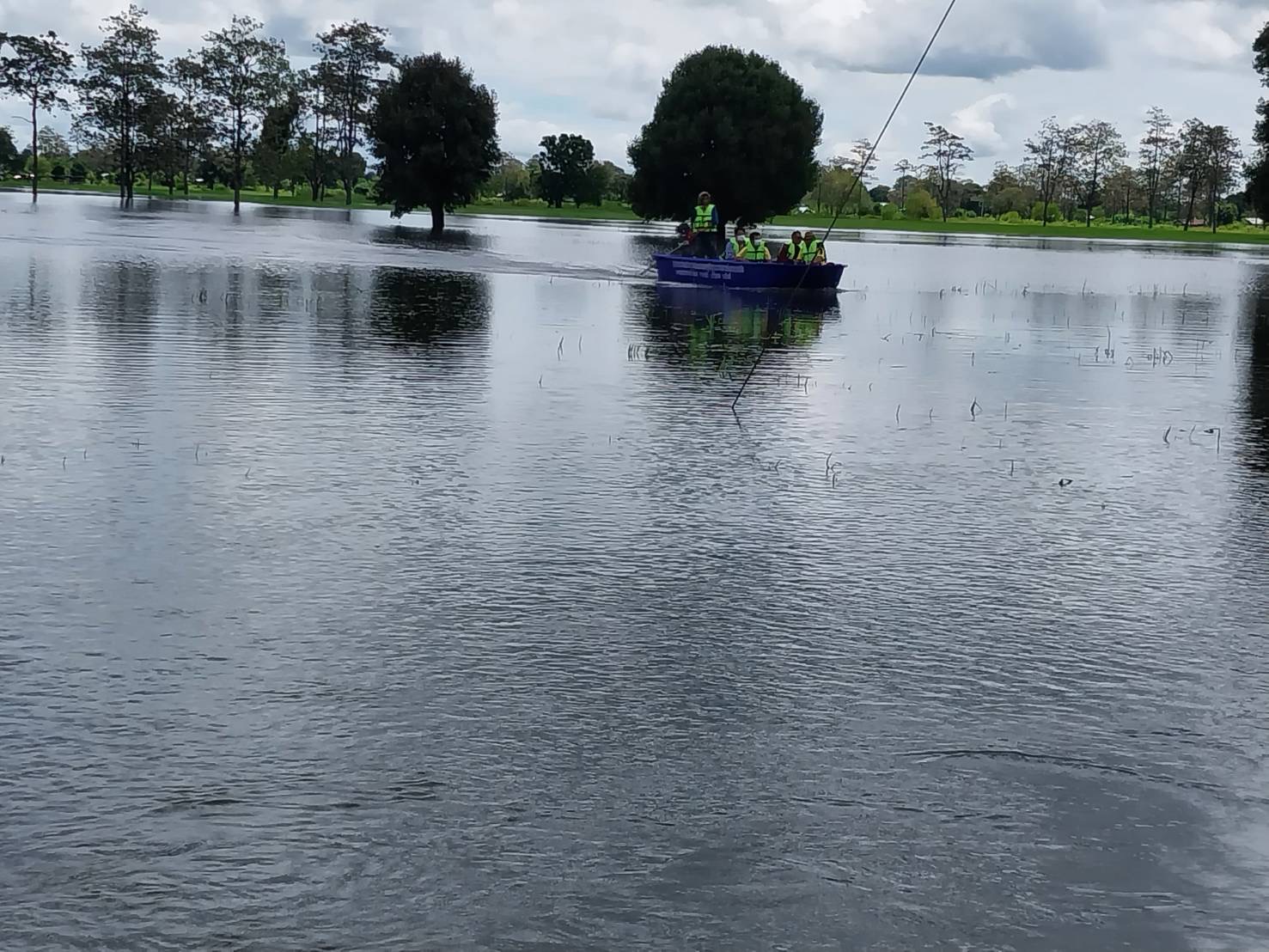 ชาว อ.สำโรงทาบ สุรินทร์ อ่วม!  45 ครัวเรือน ออกจากหมู่บ้านไม่ได้ นายอำเภอ สั่งการนำเรือท้องแบนช่วยเหลือเร่งด่วน
