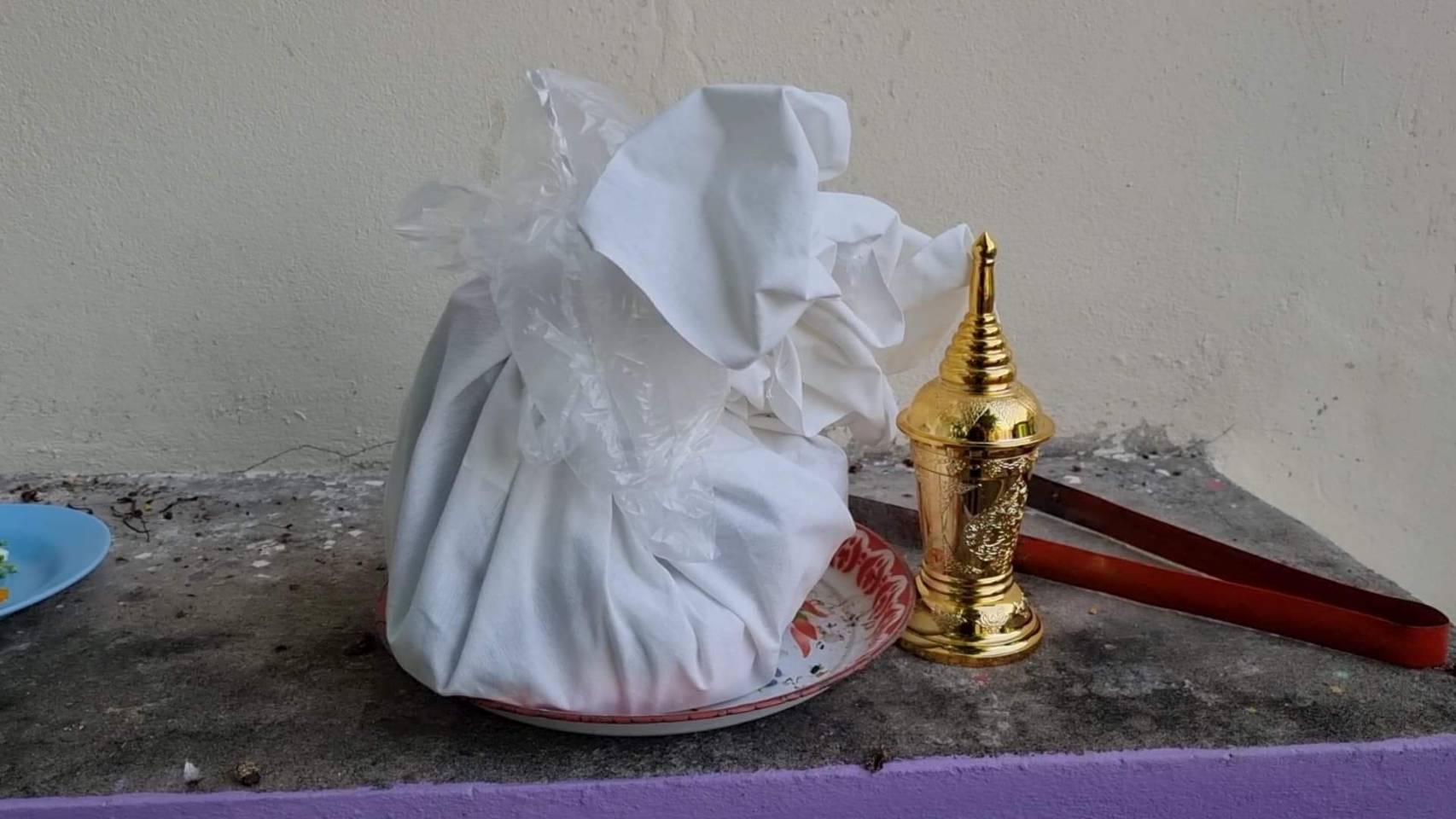 ครอบครัว ทำพิธีเก็บอัฐิ ‘อดีตตำรวจคลั่ง’ บรรจุไว้ที่วัด แม่ปฏิเสธตอบคำถามสื่อ 