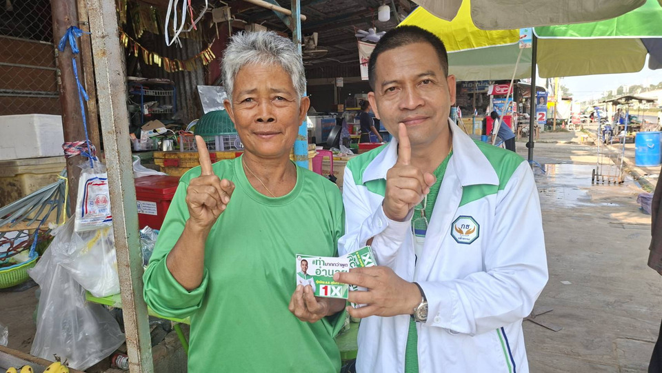 สุรินทร์เดือด! กล้าธรรมลุยเดี่ยวตลาดช่องจอม ชูนโยบายเปลี่ยน สปก.เป็นโฉนด ชนแชมป์เก่าภูมิใจไทย