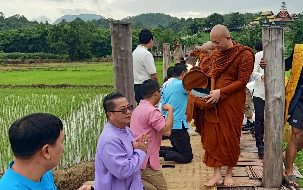 ศาสนิกชนชาวบ้านกุงไม้สักและชาวเมืองแม่ฮ่องสอน ร่วมทำบุญตักบาตรสะพานซูตองเป้ ในวันเข้าพรรษา