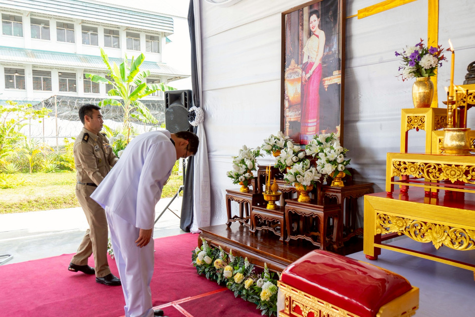 เรือนจำกลางนครปฐม จัดพิธีบำเพ็ญกุศลสตมวาร 100 วัน แด่ "พันปีหลวง"