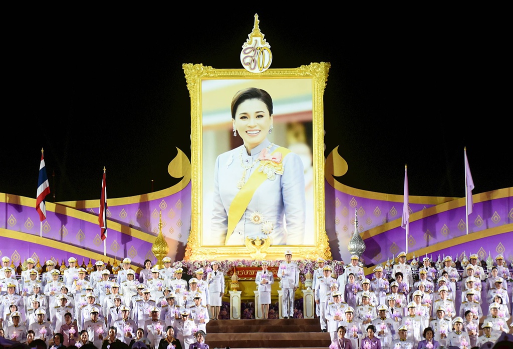 นายกฯ นำจุดเทียนถวายพระพรชัยมงคล "สมเด็จพระนางเจ้าฯ พระบรมราชินี"
