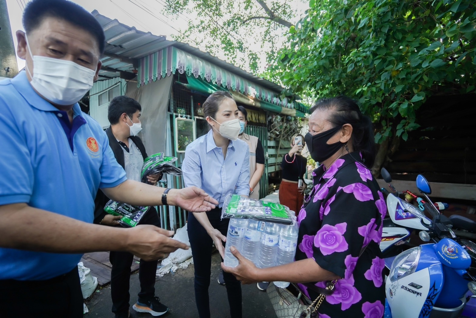 "ตั๊น จิตภัสร์" แท็กทีมเพื่อนส.ส. กมธ.ตำรวจ ลุยช่วยน้ำท่วมนนท์
