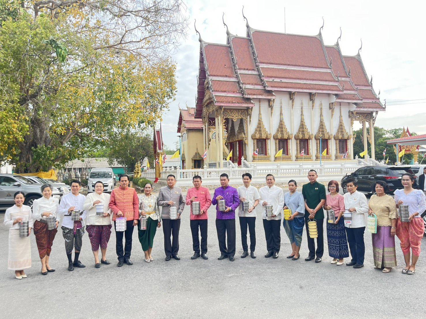 อบต.โพธิ์เก้าต้น แต่งไทยหิ้วปิ่นโตตักบาตร รักษ์สิ่งแวดล้อม