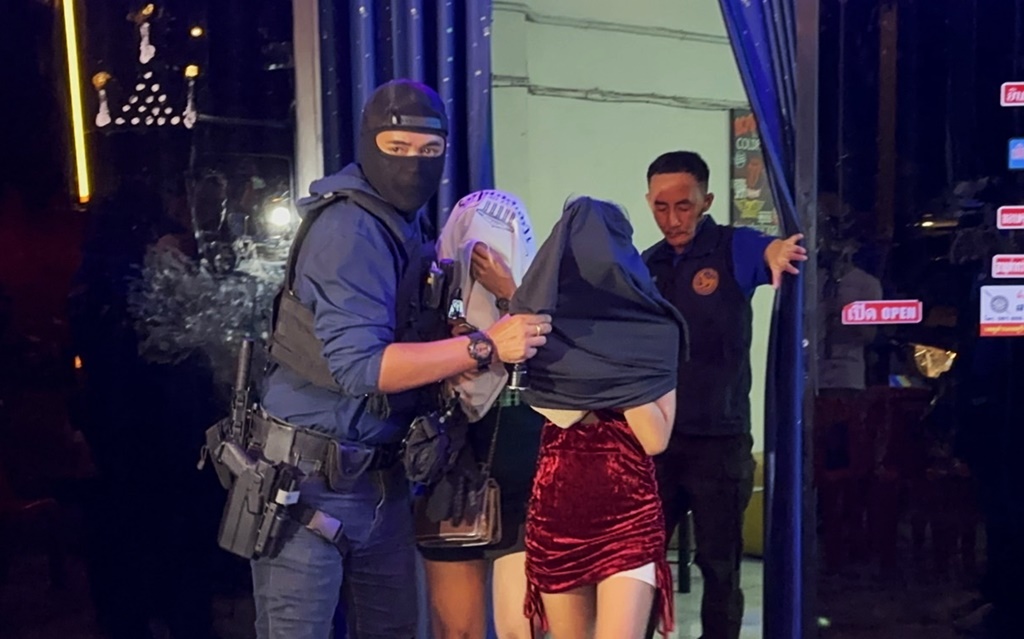 บุกจับร้านคาราโอเกะ ค้าประเวณีเด็กหญิงต่ำกว่า 18 ปี 