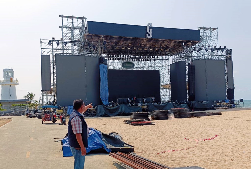 ชาวบ้านปากน้ำระยองโวย!! ค่ายเพลงดังยึดชายหาดจัดคอนเสิร์ต ถูกสั่งหยุดขายของขาดรายได้
