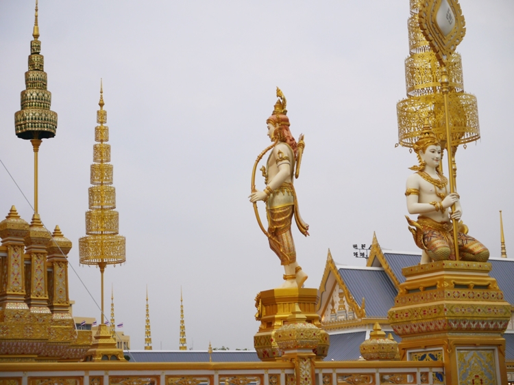 ธ สถิต ณ ทิพยสถาน | ประติมากรรมประดับพระเมรุมาศ