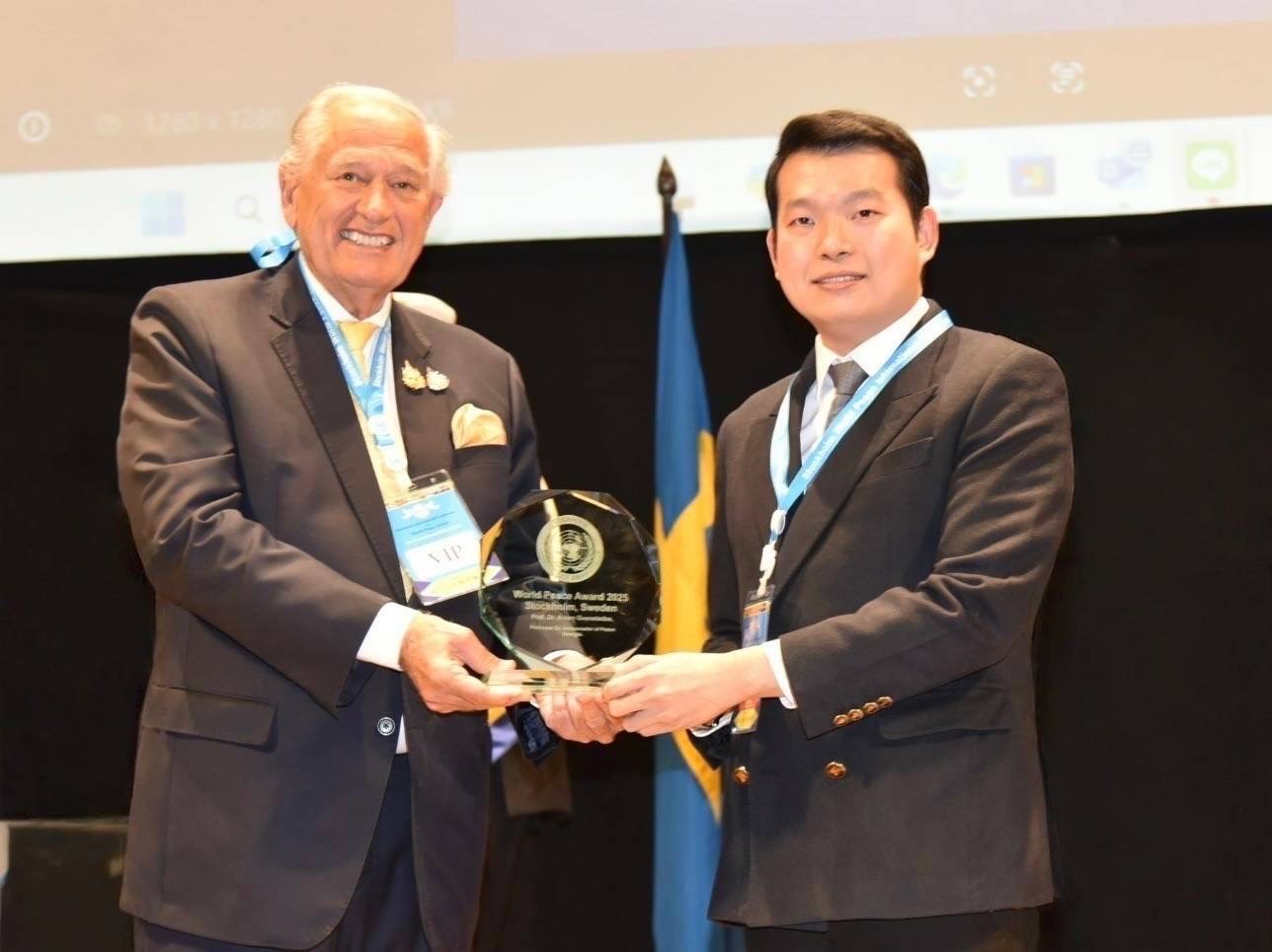 "ดร.ธิติวัฐ"  รับรางวัลสันติภาพโลก ณ กรุงสต๊อกโฮม