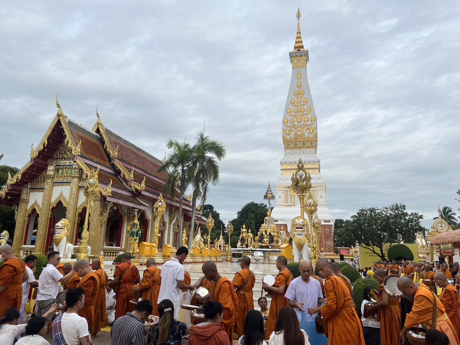 วัดธาตุพนม ทำบุญตักบาตร พระสงฆ์ 97 รูป อุปสมบทเฉลิมพระเกียรติในหลวง