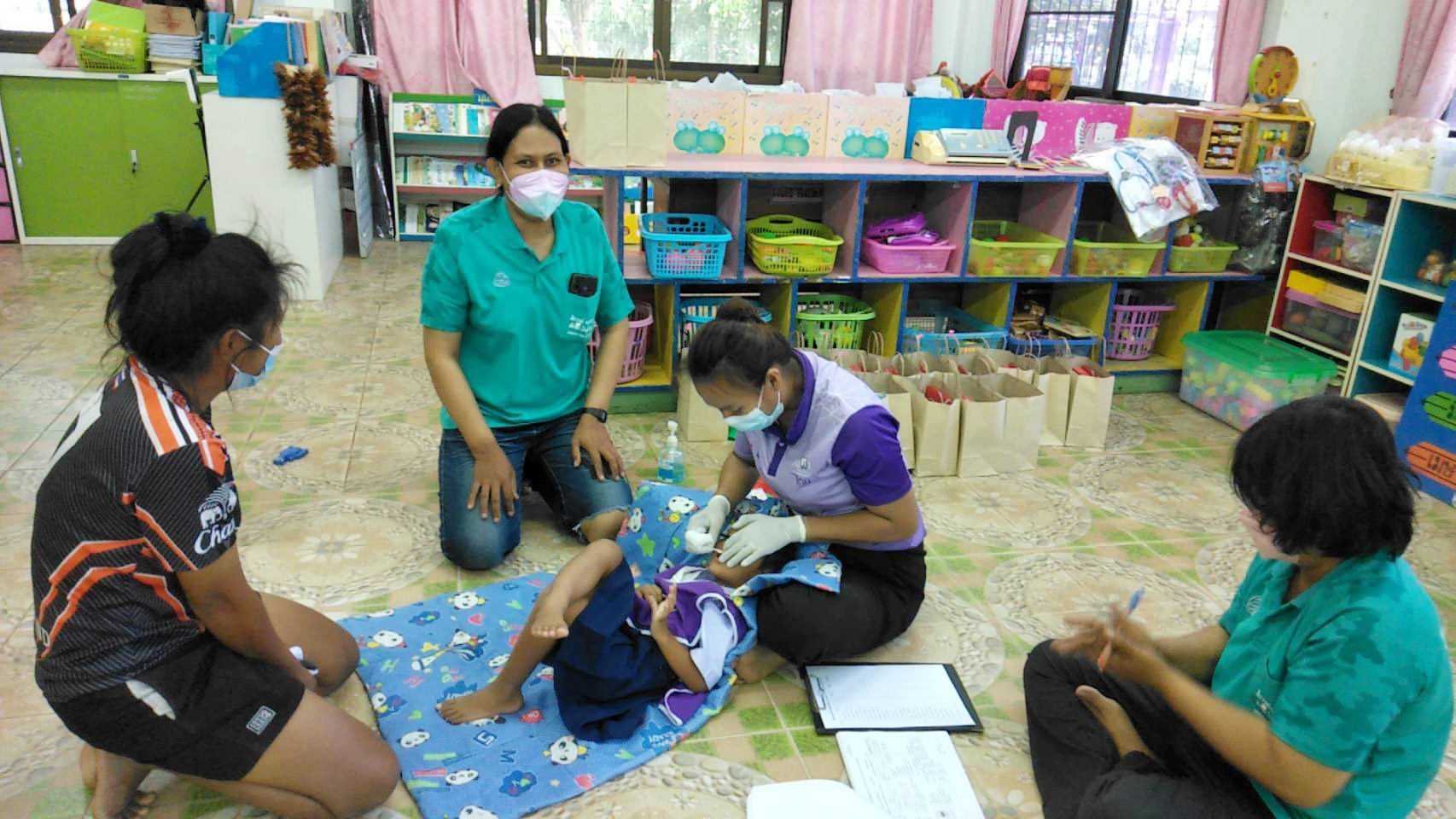 บรรยากาศน่ารัก เด็กอนุบาลเมืองสุพรรณ ถูกเคลือบฟลูออไรด์ป้องกันฟันผุ