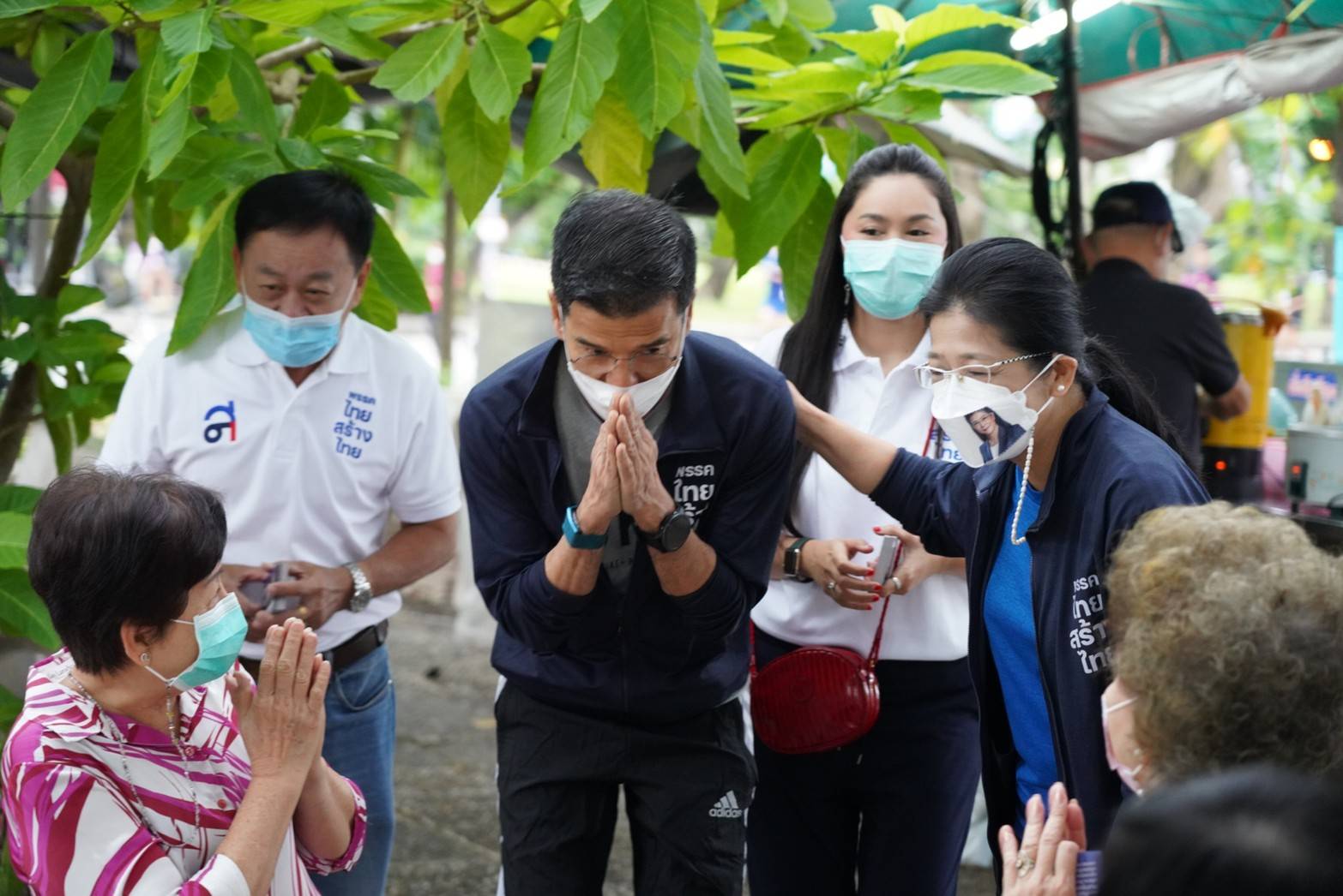 "คุณหญิงสุดารัตน์" ควง "ศิธา" เดินสวนลุม ฟังเสียงผู้ใช้บริการ  ประกาศเพิ่มพื้นที่สีเขียวให้ชาวกรุง
