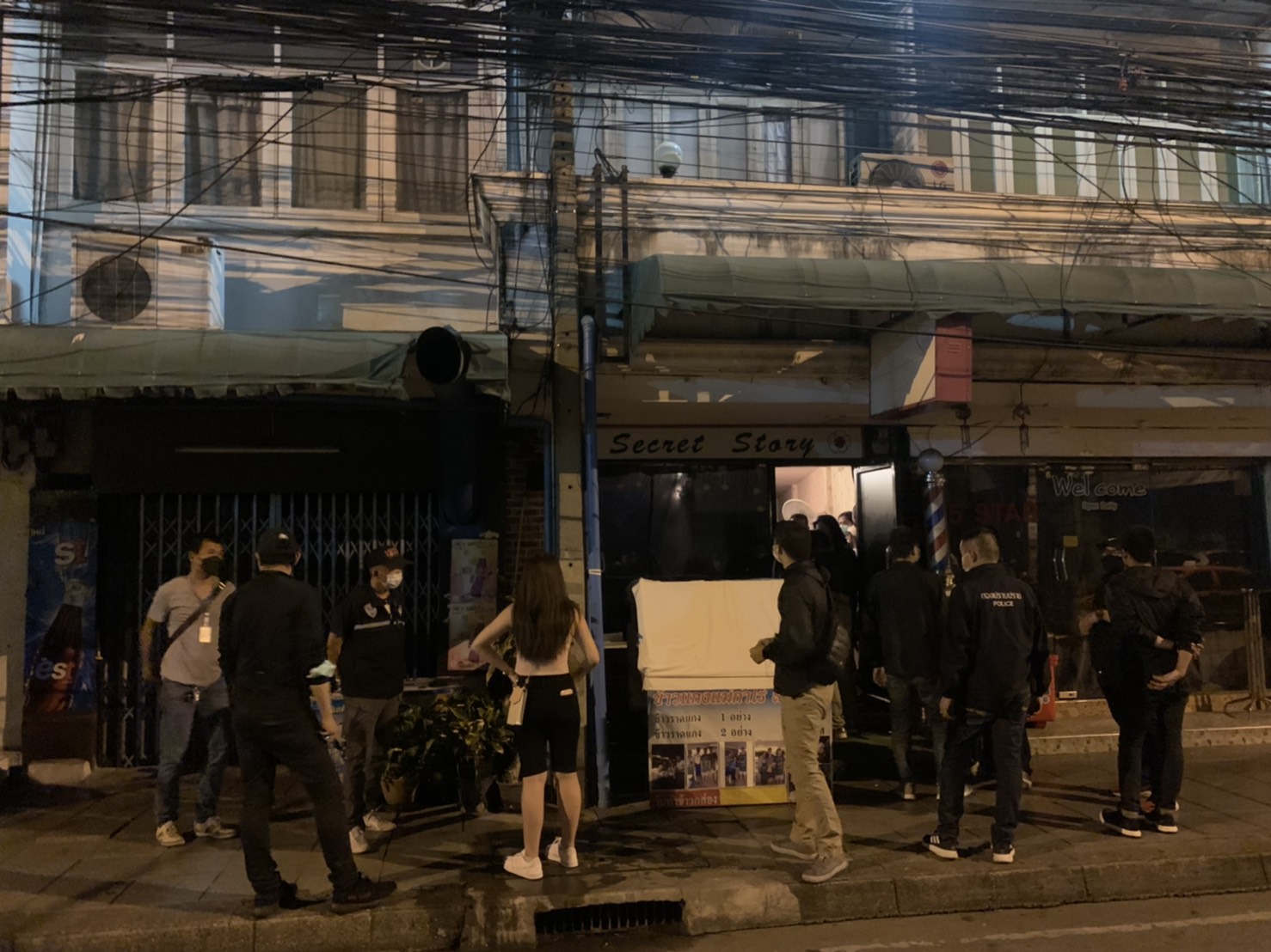 ตร.ทองหล่อจับกุมร้านดังแอบปาร์ตี้ยามดึก