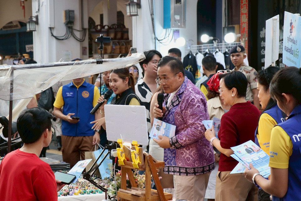 ผู้ว่าฯภูเก็ต นำทีมรณรงค์ “คนละครึ่ง พลัส” ชวนร้านค้า–ประชาชนร่วมลดค่าครองชีพ กระตุ้นเศรษฐกิจท้องถิ่น