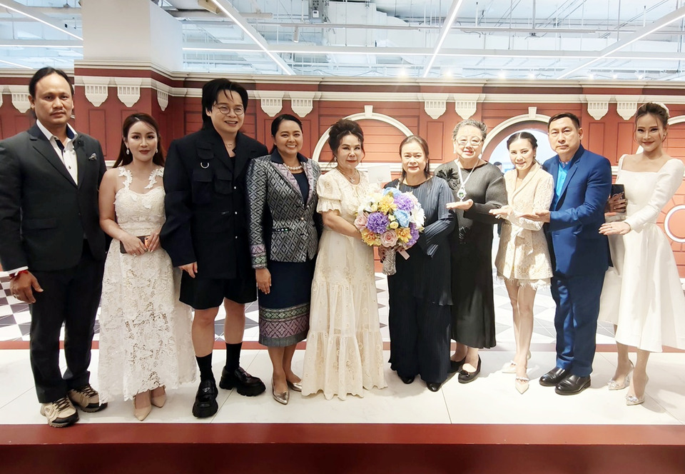 “หนึ่ง สุริยน” นำทีม นศ.ป.เอก มุทิตาจิต แก่ "ศ.ดร.กมลพร กัลยาณมิตร" โอกาสได้รับโปรดเกล้าฯ เป็นศาสตราจารย์ 