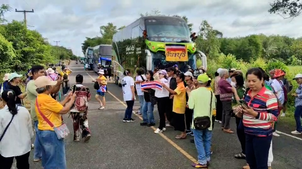 คณะคนไทยรักชาติ จาก จ.จันทบุรี ขึ้นรถทัวร์ 4 คัน รถตู้  5 คัน กว่า 300 คน บุกตาเมือนธมแต่เช้า