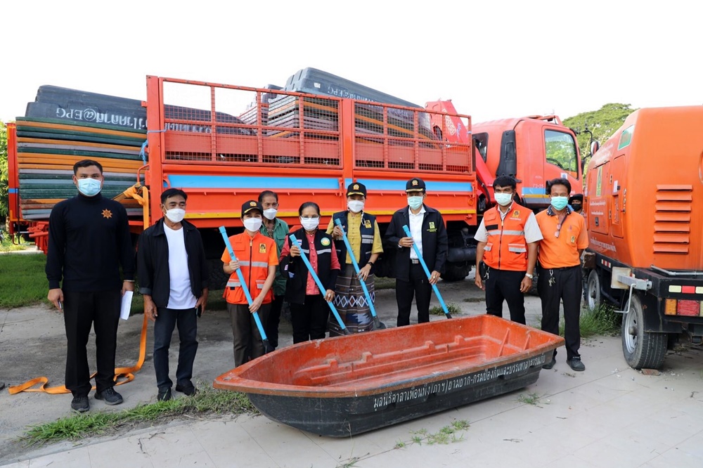 ศูนย์ ปภ.เขต 2 สุพรรณบุรี หนุนเรือพายเล็ก 100 ลำ ช่วยประชาชนที่ได้รับผลกระทบน้ำเอ่อล้นตลิ่งพื้นที่อ่างทอง