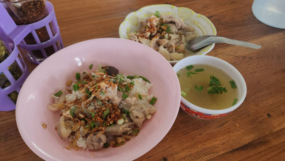 ไวรัลไม่หยุด! "ก๋วยเตี๋ยวกลางน้ำ" ป้าจิต นครปฐม! ลูกค้าแห่ใส่ขาสั้น-นั่งแช่น้ำฟิน กินไป "ทำสปาเท้า" ให้ปลาตอด!