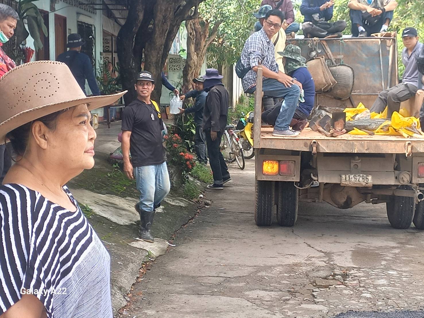 "นายกเสริฐ" สั่งกองช่าง นำยางมะตอยปรับปรุงซ่อมแซมถนนเขตชุมชนมณีไพรสณฑ์  