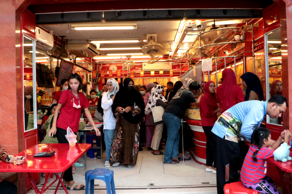 ประชาชนแห่ซื้อเครื่องใช้อุปโภค-บริโภค ต้อนรับ "วันฮารีรายอ" ฮิจเราะห์ศักราช 1444