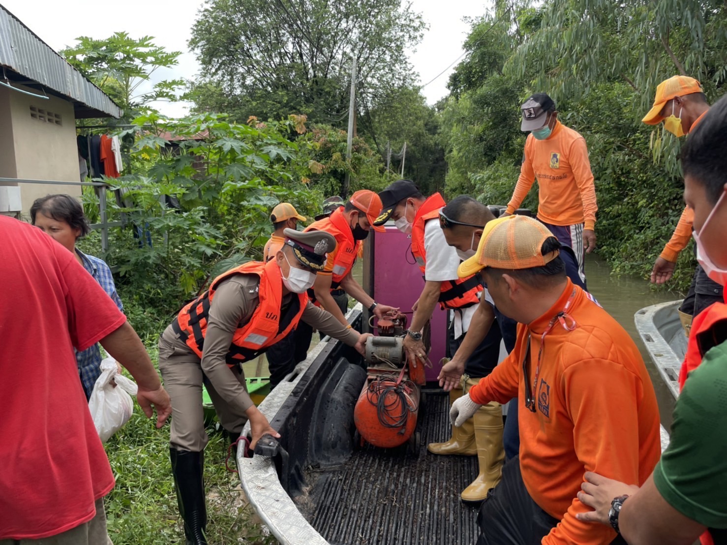 'ศรีสะเกษ'เร่งนำเรือท้องแบนช่วยขนของราษฎรหนีน้ำท่วมเหตุระดับเพิ่มสูงอย่างต่อเนื่อง   
