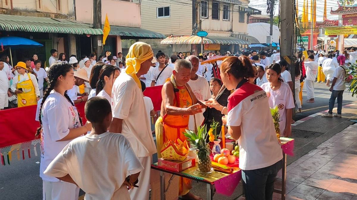 สตูลงานยิ่งใหญ่! พระออกโปรดลูกหลานตามถนนพหุวัฒนธรรม  ความสวยงามของงานประเพณีถือศีลกินเจองค์พระกิวอ๋อง 