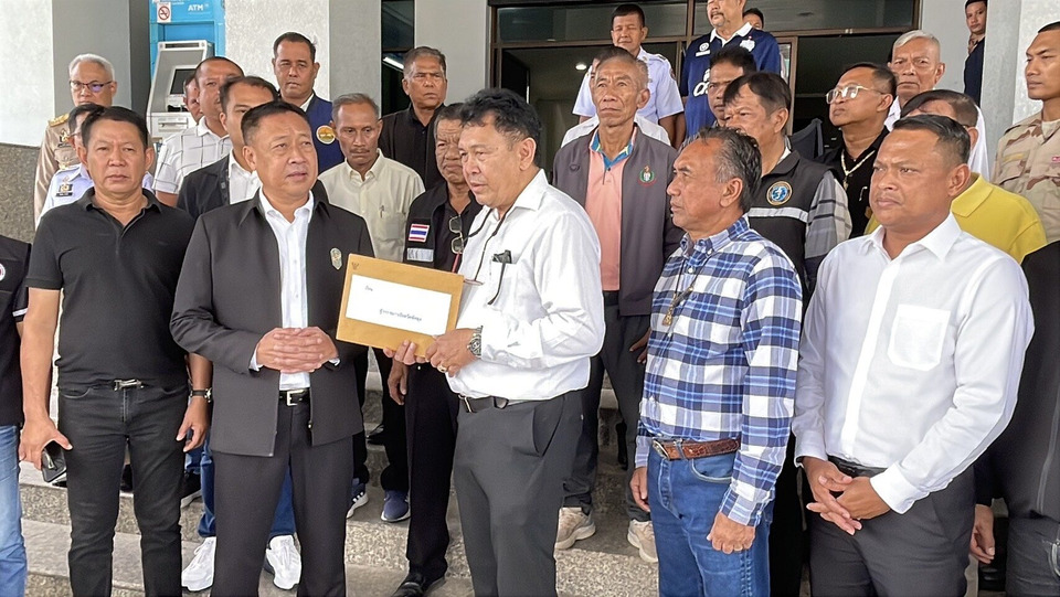 อปท.พัทลุง ยื่นหนังสือเรียกร้องให้เร่งรัดคดี อดีตส.ส.คนดังรุมทำร้ายร่างกาย นายกเทศมนตรีพนางดุง จ.พัทลุง กลางงานศพ 