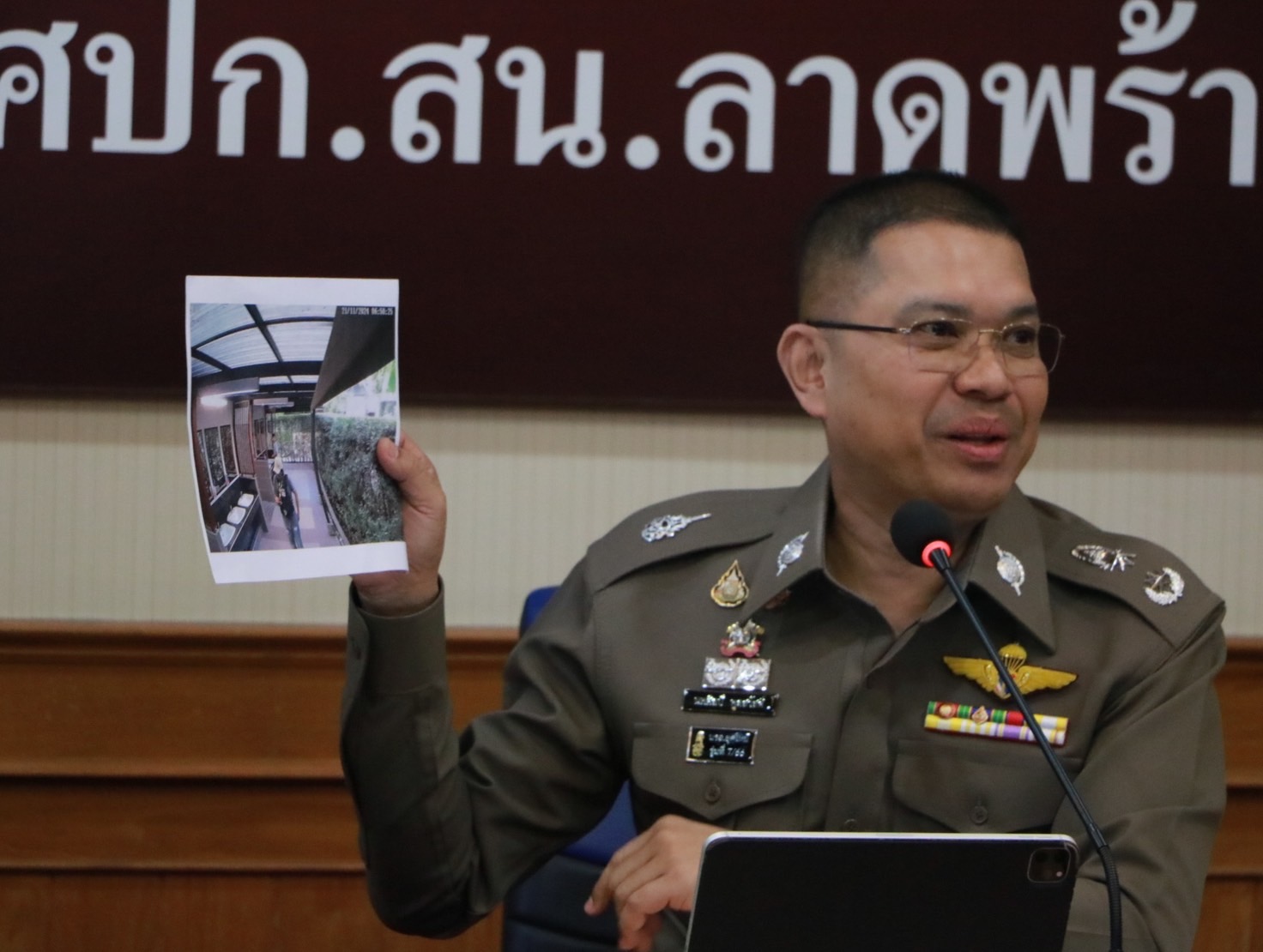 “รองนพ”แถลงข่าวทลาย “แก๊งอาชญากร” อ้างตัวเป็น “เจ้าหน้าที่ตำรวจ” ปล้นทรัพย์ชาวต่างชาติ 