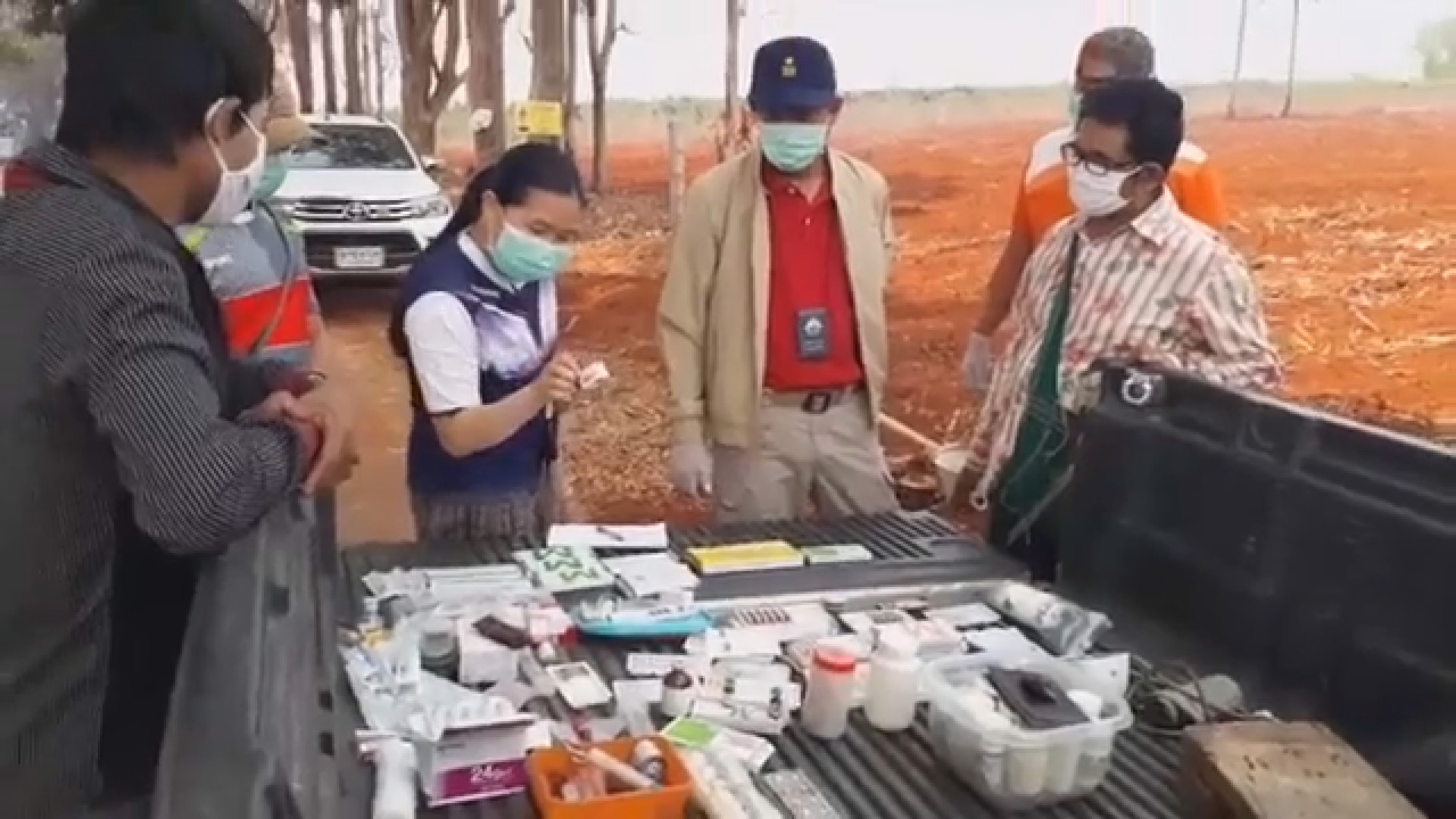 ปลัดอำเภอพบพระ พร้อมสาธารณสุข คุมตัวหมอบ้านชาวพม่าพร้อมยารักษาโรค กับอุปกรณ์เข้ารักษาแรงงานเมียมาในหมู่บ้าน