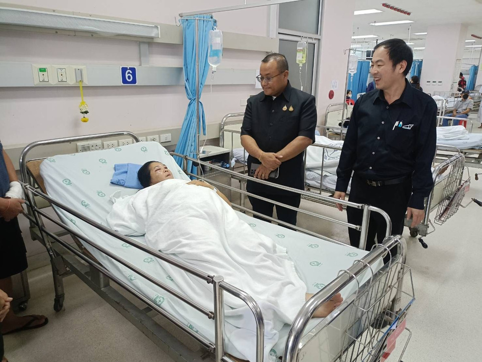 ผู้ว่าฯร้อยเอ็ด เยี่ยมให้กำลังใจมอบเงินสงเคราะห์ แก่ผู้ประสบอุบัติเหตุรถบัสรับส่งคนงาน