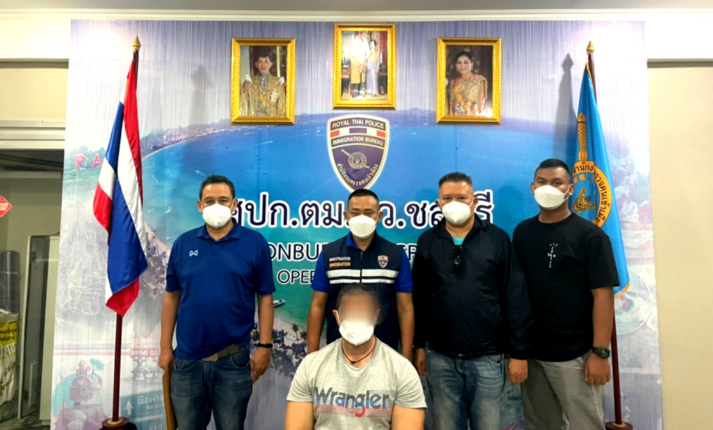 ตม. ผนึกกำลังจับผู้ร้ายชาวหมีขาว หนีคดีร่วมกันจ้างวานฆ่าผู้อื่นกบดานไทย
