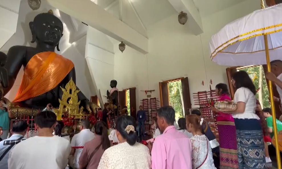 สุพรรณบุรีแห่กฐินดาบหลวงพ่อขุนด่านหนึ่งเดียวในโลกลุ้นโชครางวัลใหญ่