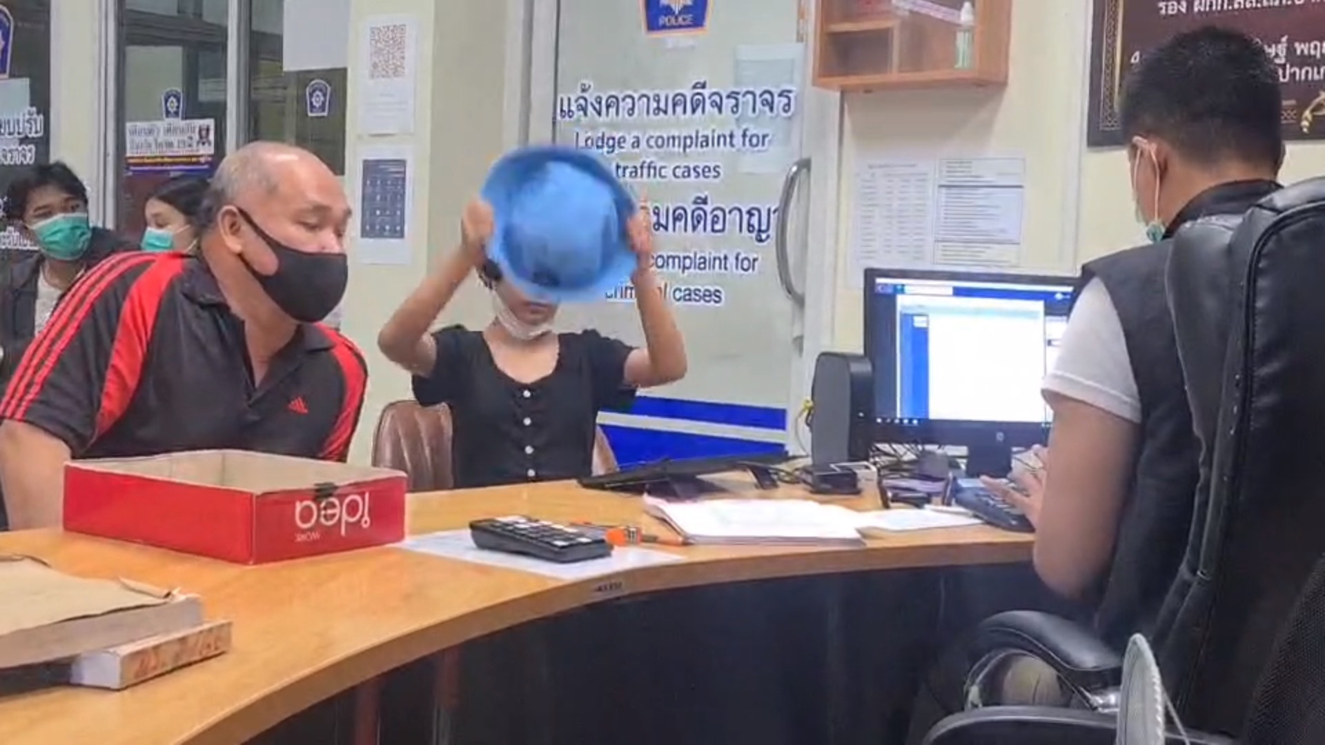 พ่อน.ร.ชั้นป .4 สมาธิสั้นเข้าแจ้งความครูสอนดนตรีตบบ้องหูกระโดดถีบลูกสาว