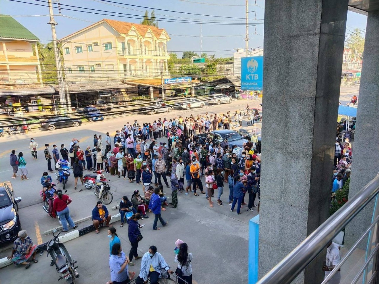 ชาวบางสะพานไร้สมาร์ทโฟนแห่ลงทะเบียนเราชนะ รอคิวแน่นหน้าแบงค์กรุงไทยทะลักถึงถนน