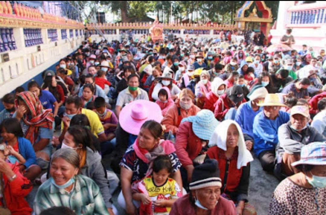 พุทธศาสนิกชนแห่รับเหรียญพระเกจิดังอีสานใต้ หลวงปู่เฮง รุ่นสร้างกุฏิ แจกฟรี 4 พันองค์ เป็นมงคลแก่ลูกหลานส่งท้ายปี