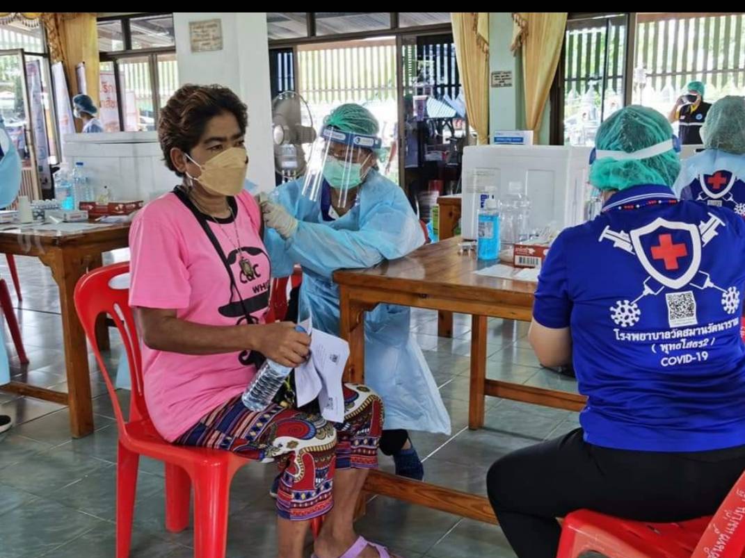 โรงพยาบาลพุทธโสธรเร่งฉีดวัคซีนพี่น้องประชาชนพร้อมให้บริการฉีดนายก อบจ.และภรรยาเข็มที่ 2 