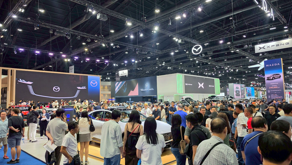 มาสด้าเดือดกวาดยอดจองทะลุ เกือบ 4,900 คันเตรียมเดินสายจัด ทดลองขับ MAZDA6e โชว์รูมทั่วไทย
