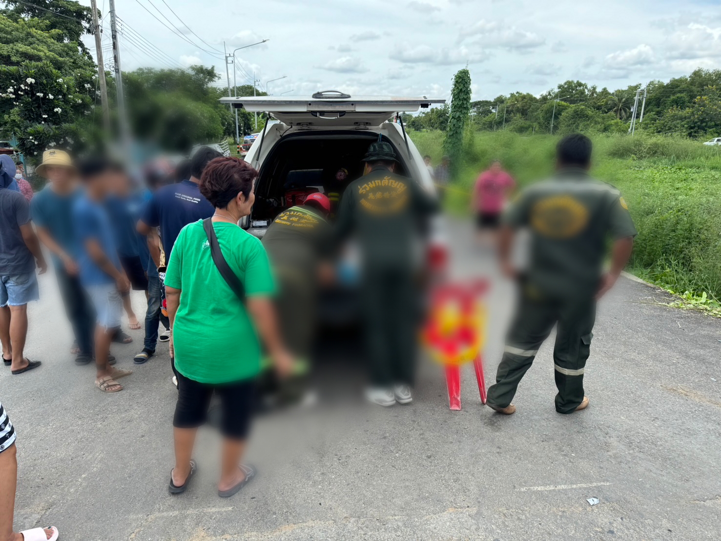 ปทุมธานีกระบะเชี่ยวชนรถบรรทุกน้ำดื่มเสียหลักตกคลองจมน้ำเสียชีวิต2ราย