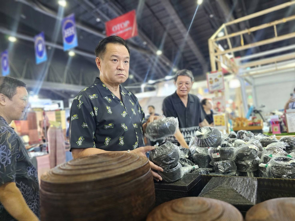 “นายกฯ” ควงภริยาตรวจความเรียบร้อยงานโอทอปศิลปาชีพ ชวนปชช.อุดหนุนสินค้า