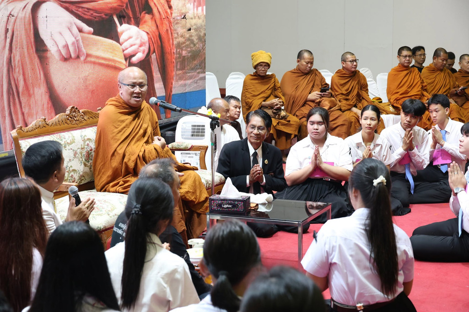 ม.กาฬสินธุ์รับน้องใหม่มิติธรรมะ “หลวงตาสินทรัพย์” เตือนวัยเรียนอย่าริรักก่อนวัย 