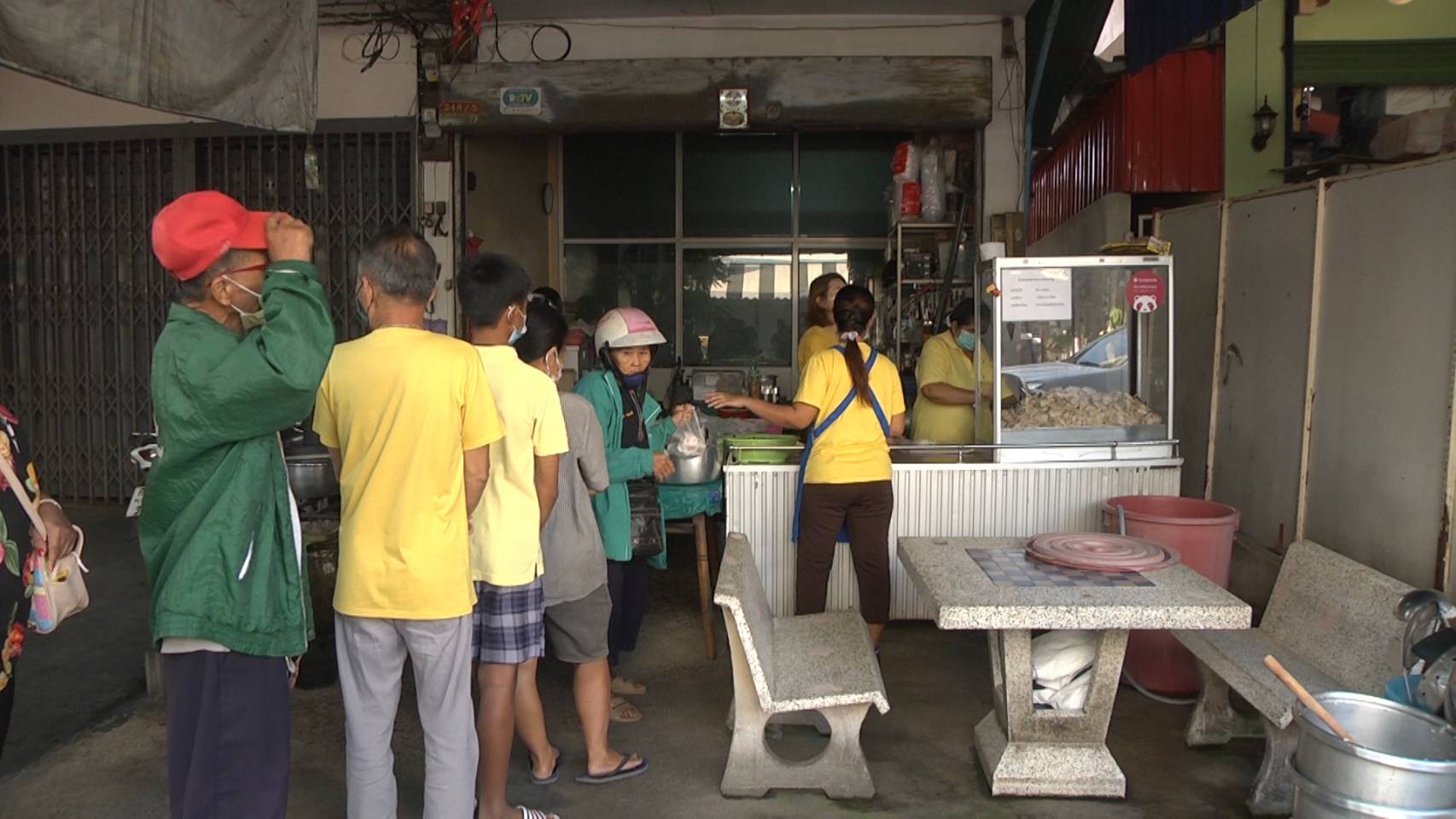 ขอทำดีเพื่อพ่อหลวง ร.9 ทำข้าวมันไก่แจกชาวบ้านฟรี 