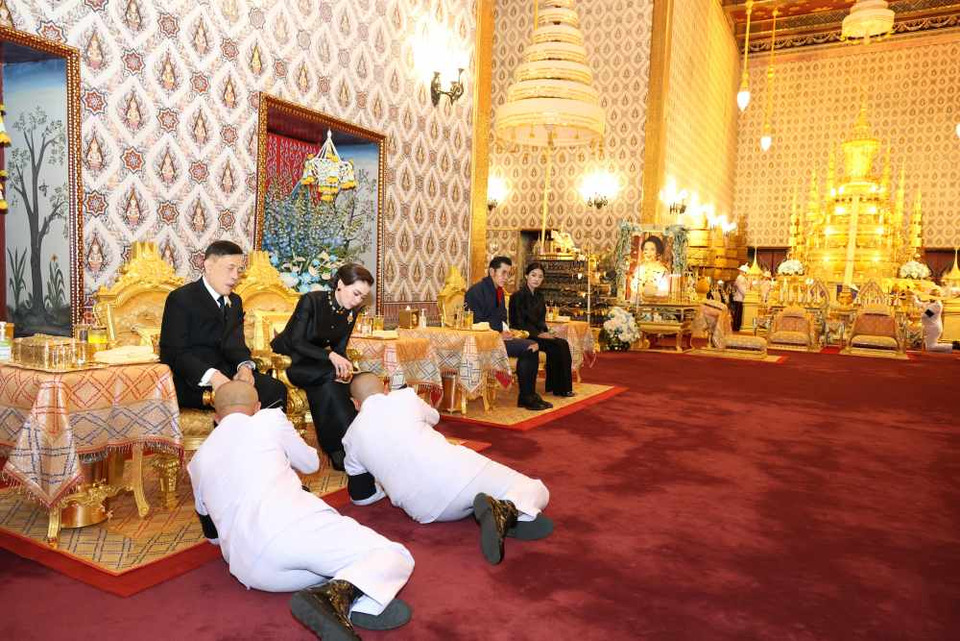 ในหลวง-พระราชินี กษัตริย์จิกมี-ราชินีภูฏาน ทรงบำเพ็ญพระราชกุศลสวดพระอภิธรรมพระบรมศพ ‘พระพันปีหลวง’