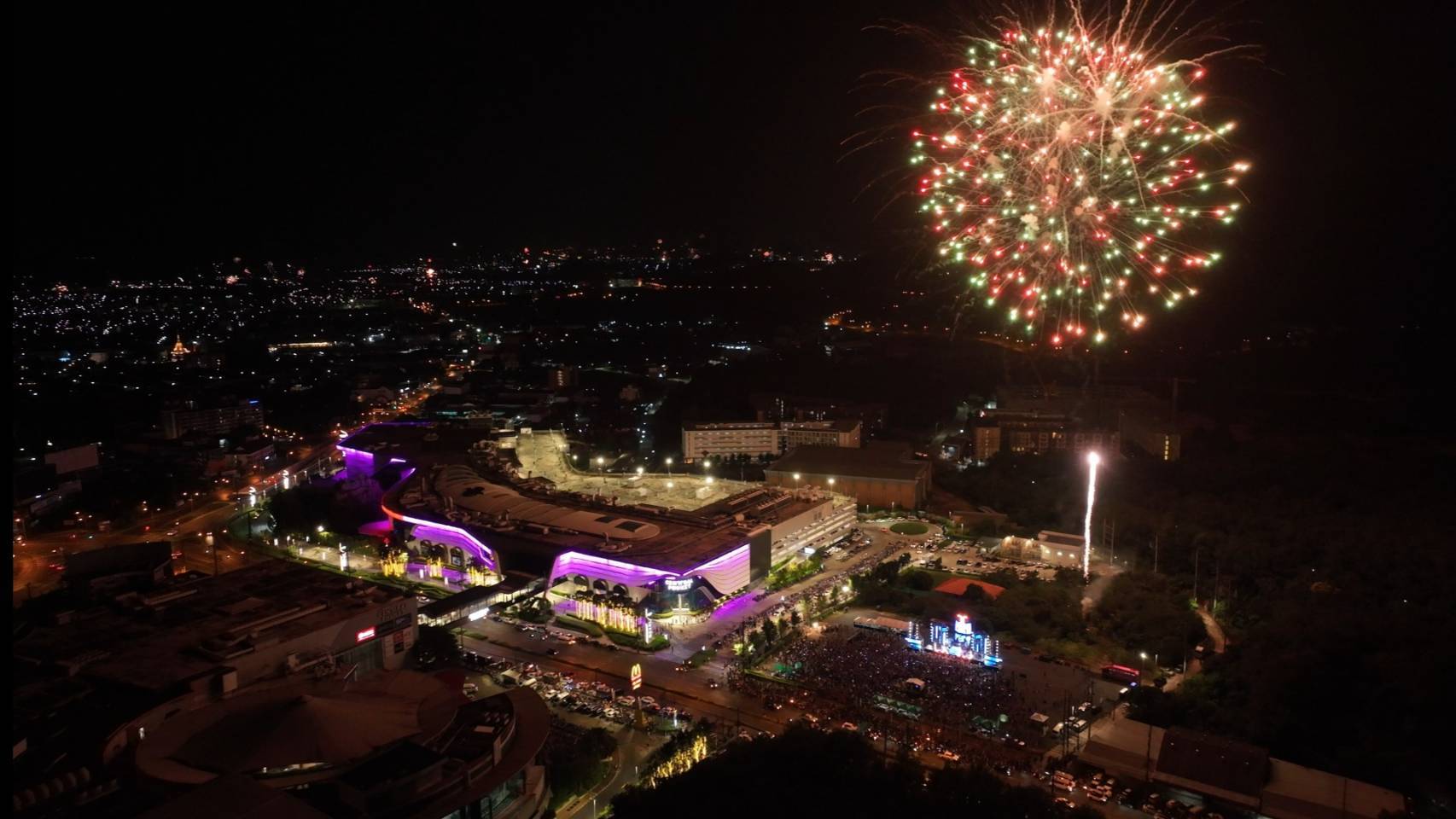 ร่วมงานนับหมื่น อลังการแสงสีเสียง พลุตระการตา เคาท์ดาวน์ EDM Festival บนเกาะภูเก็ต