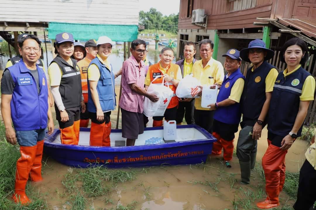 ผู้ว่าฯอ่างทองลงพื้นที่มอบถุงยังชีพพร้อมให้กำลังใจผู้ประสบอุทกภัย 4 ชุมชน ในตำบลโผงเผง