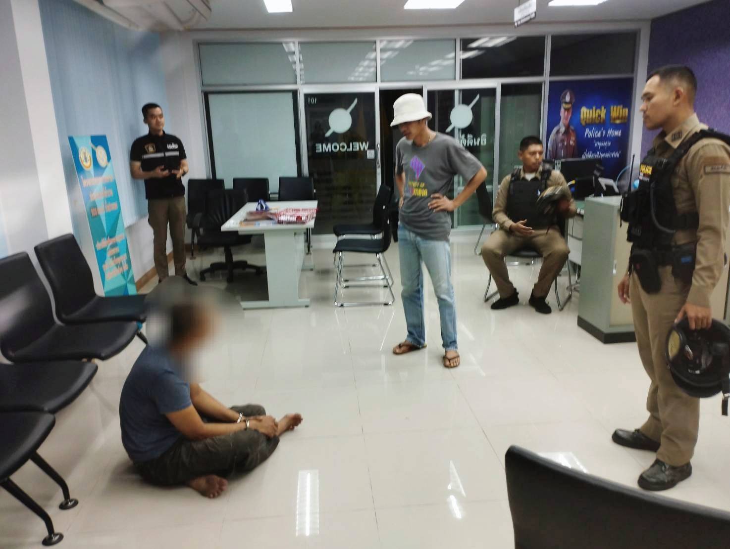 พังงาสุดสลด! ลูกชายคลั่งใช้มีดพร้าฟันแม่ตัวเองเสียชีวิต ก่อนรีบขี่รถจยย.ไปโรงพักเข้ามอบตัว