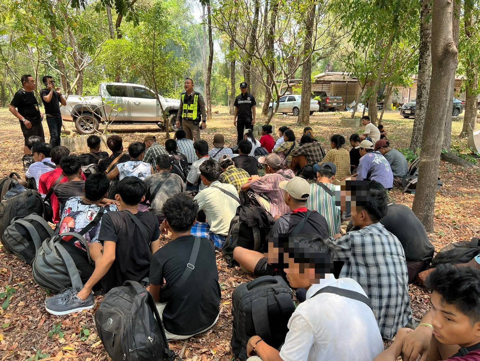 ตร.ทล.กาญจนบุรีบุกจับ 36 แรงงานเมียนมา ซุกบ้านรอรถข้ามแดน-จ่ายค่าหัว 1 แสนต่อคน 