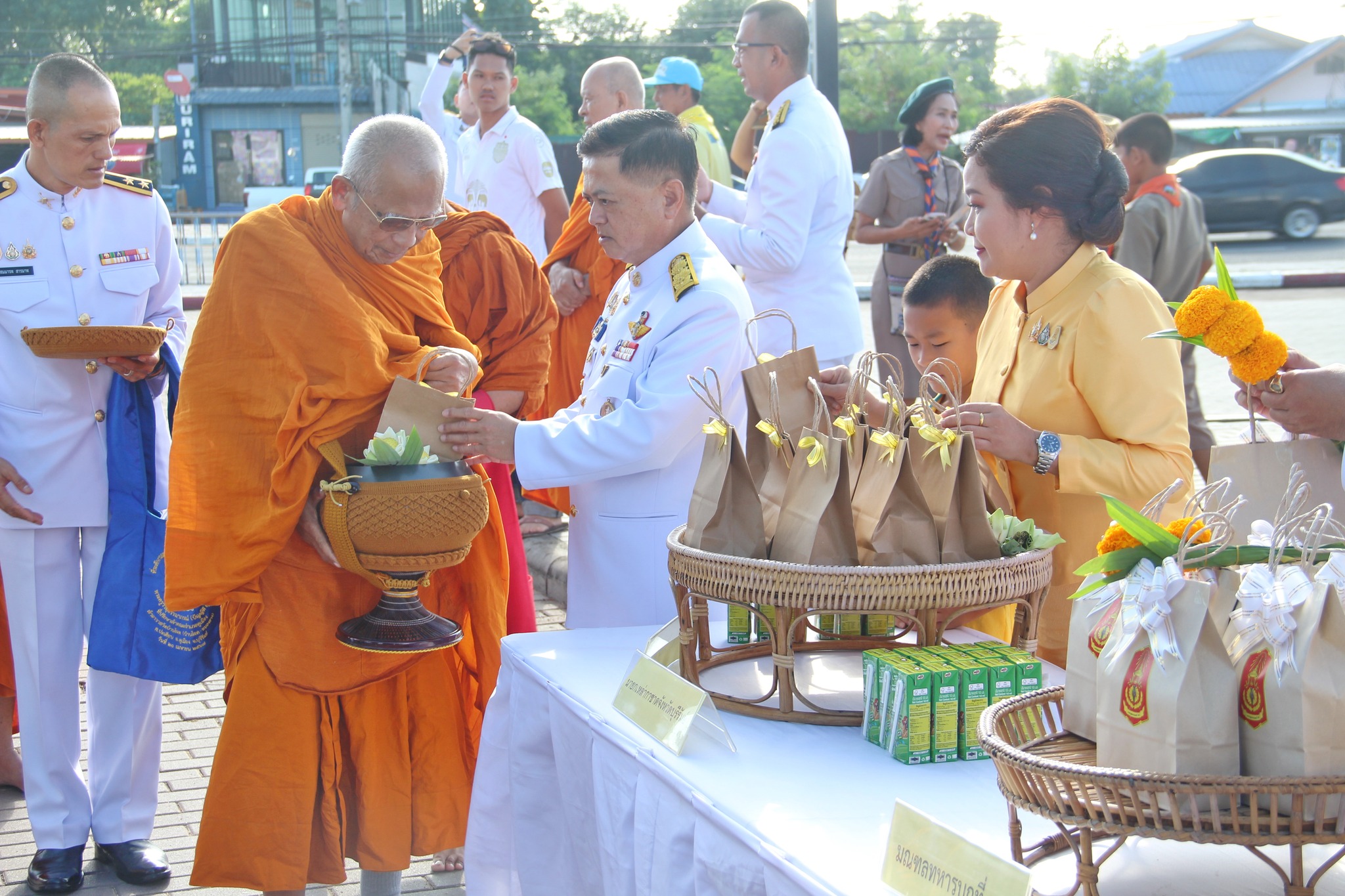 ผู้ว่าฯบุรีรัมย์ นำพสกนิกรทำบุญตักบาตร ถวายเป็นพระราชกุศล วันนวมินทรมหาราช