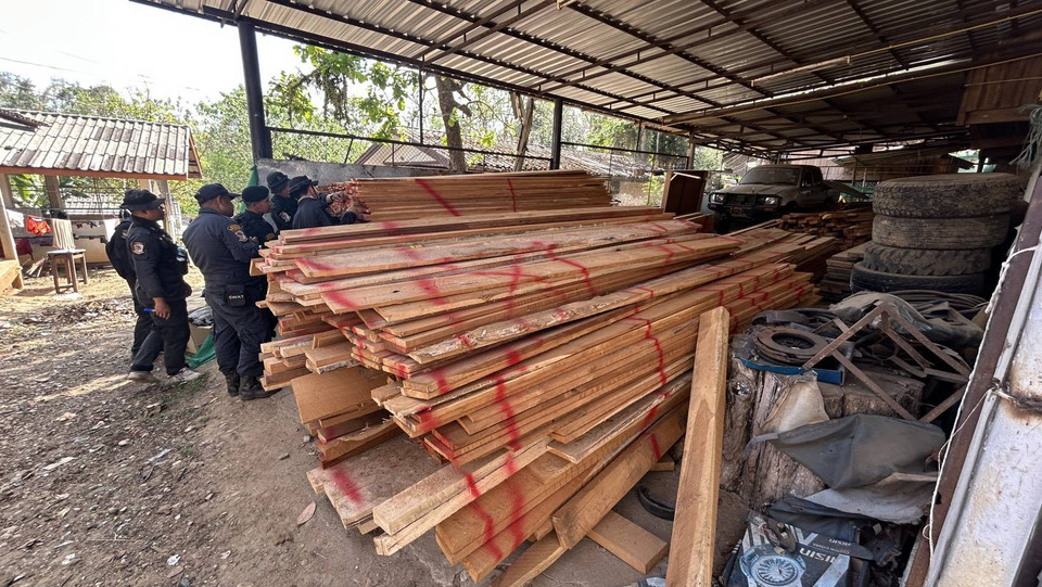 สนธิกำลังบุกยึดไม้สักอุ้มผาง อายัดรอตรวจสอบที่มาใกล้โรงเรียน 