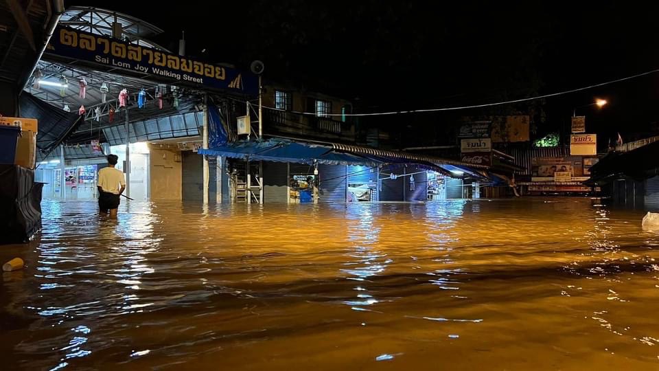 น้ำสายล้น-น้ำป่าดอยตุง ทะลักพื้นราบนำดินโคลนท่วมตลาด-บ้านเรือน