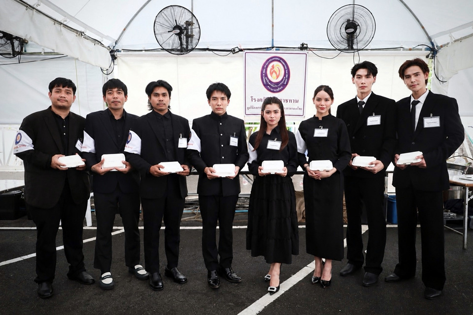 ศิลปินจีเอ็มเอ็ม มิวสิค-นักแสดงจีเอ็มเอ็มทีวี ร่วมแจกอาหารพระราชทาน มูลนิธิอาสาเพื่อนพึ่ง (ภาฯ) ยามยาก