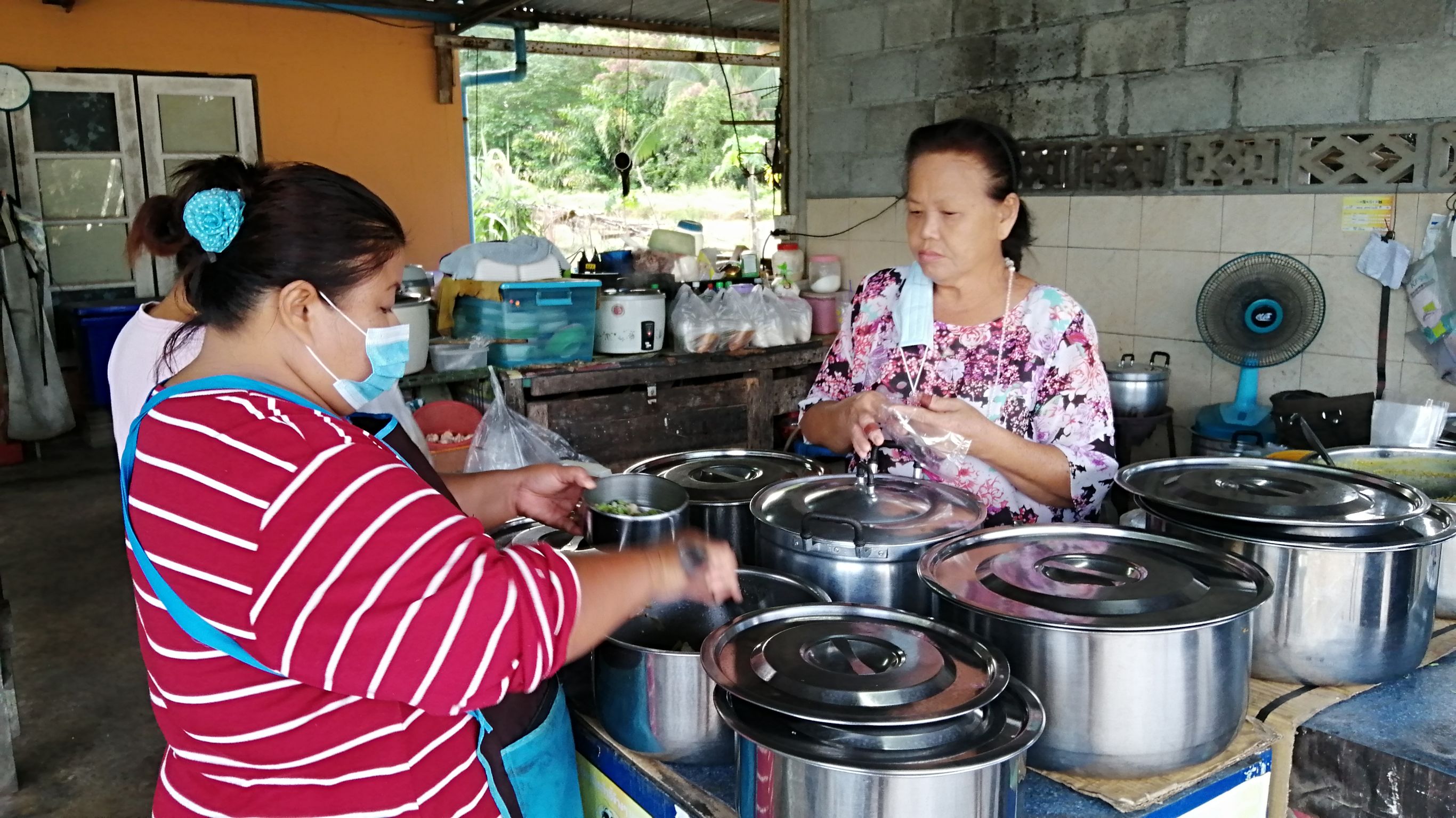 ร้านข้าวแกงในตะกั่วป่ายังคงขายราคาเดิมแม้แก๊สหุงต้มปรับขึ้น